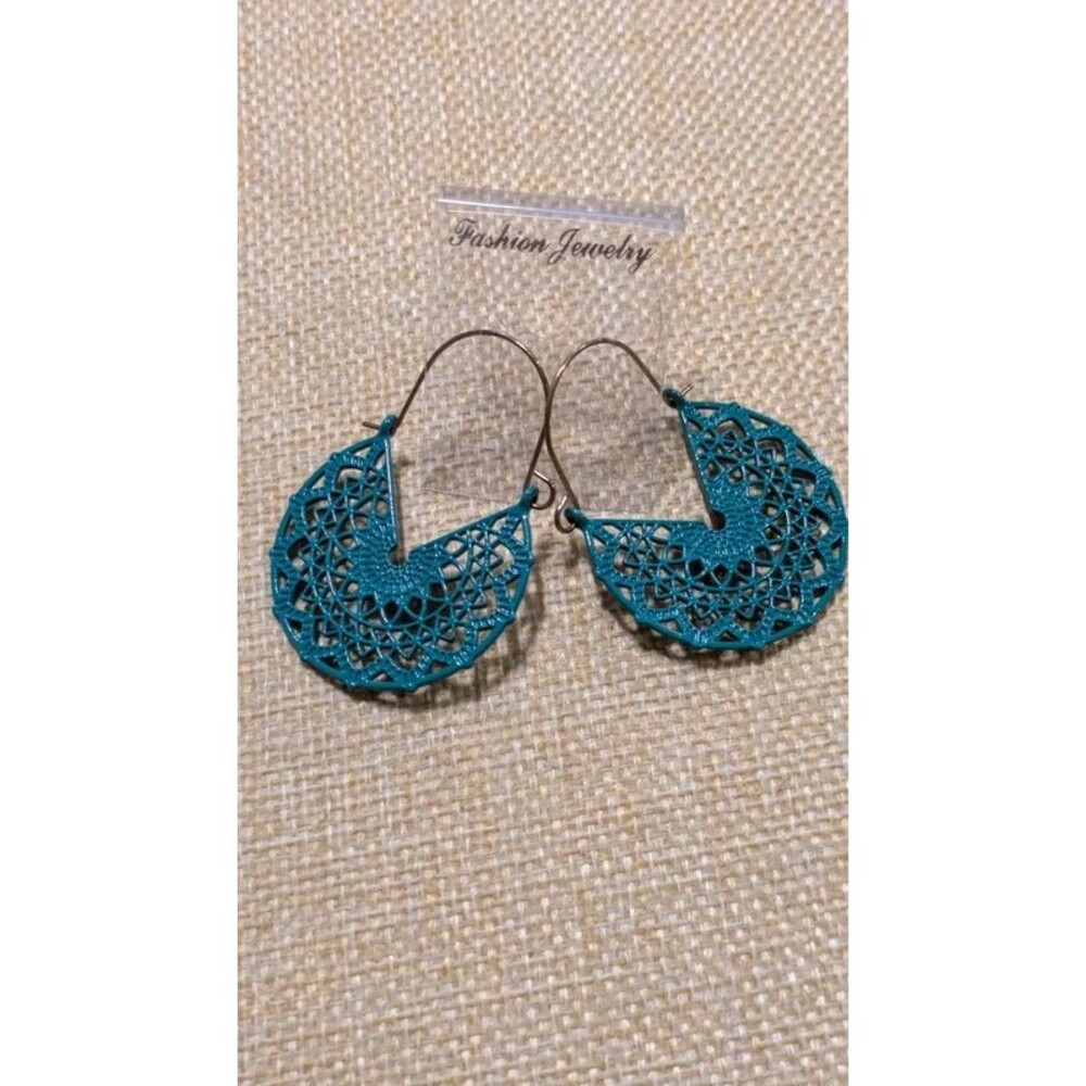 NWOT green boho style filigree pattern pierced fashion earrings